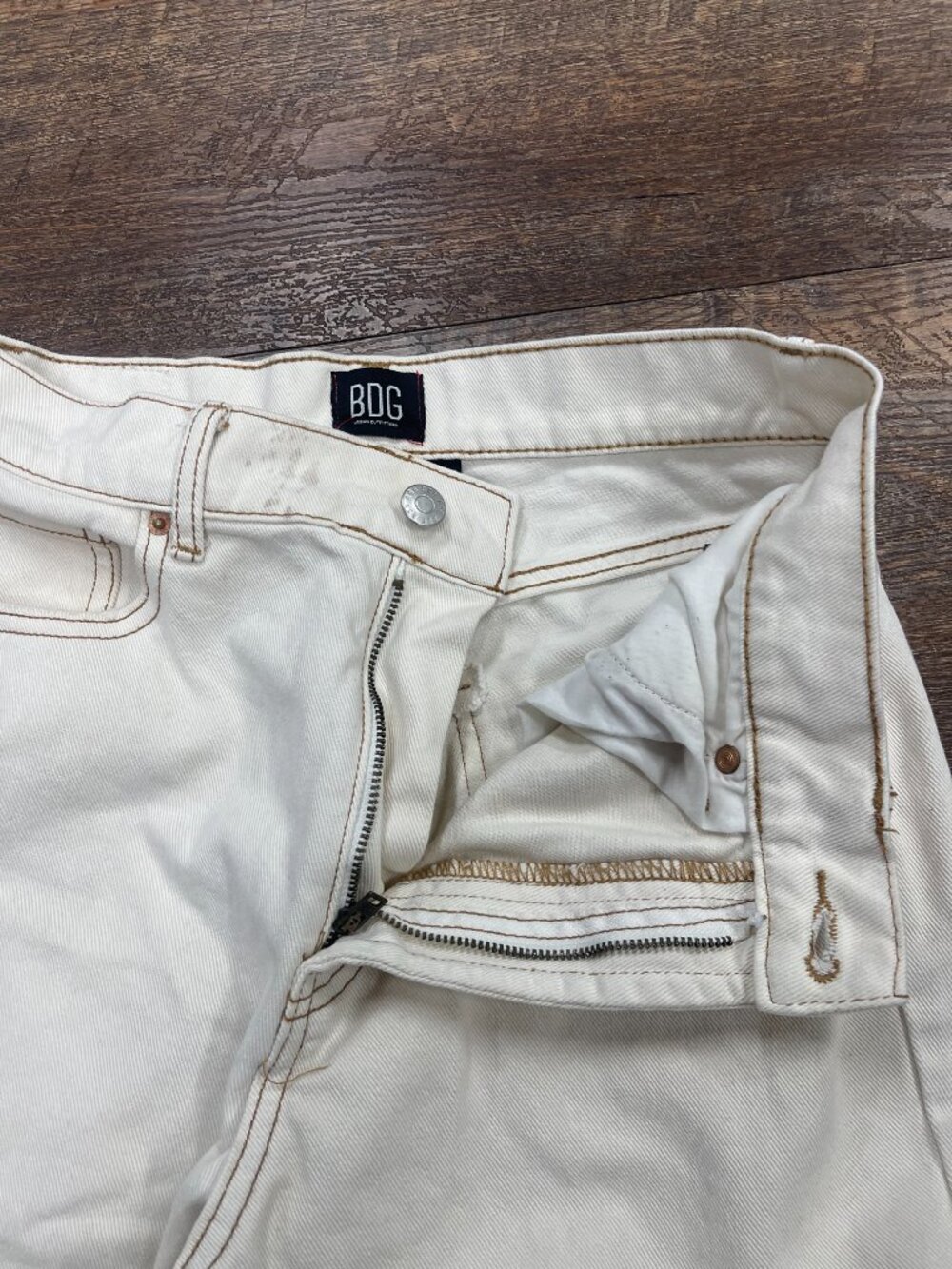 BDG Loose Straight Destroyed Ivory Denim Jeans Size 27 - Picture 10 of 13